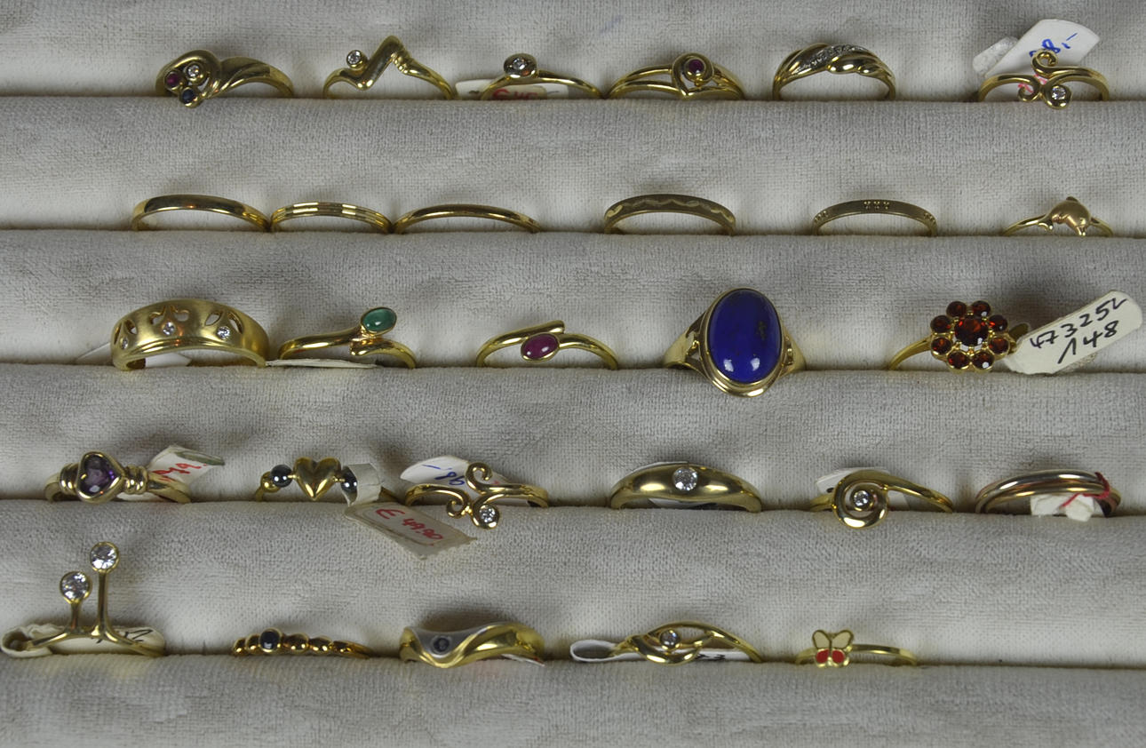 BUNT MASSA RINGAR GULD.