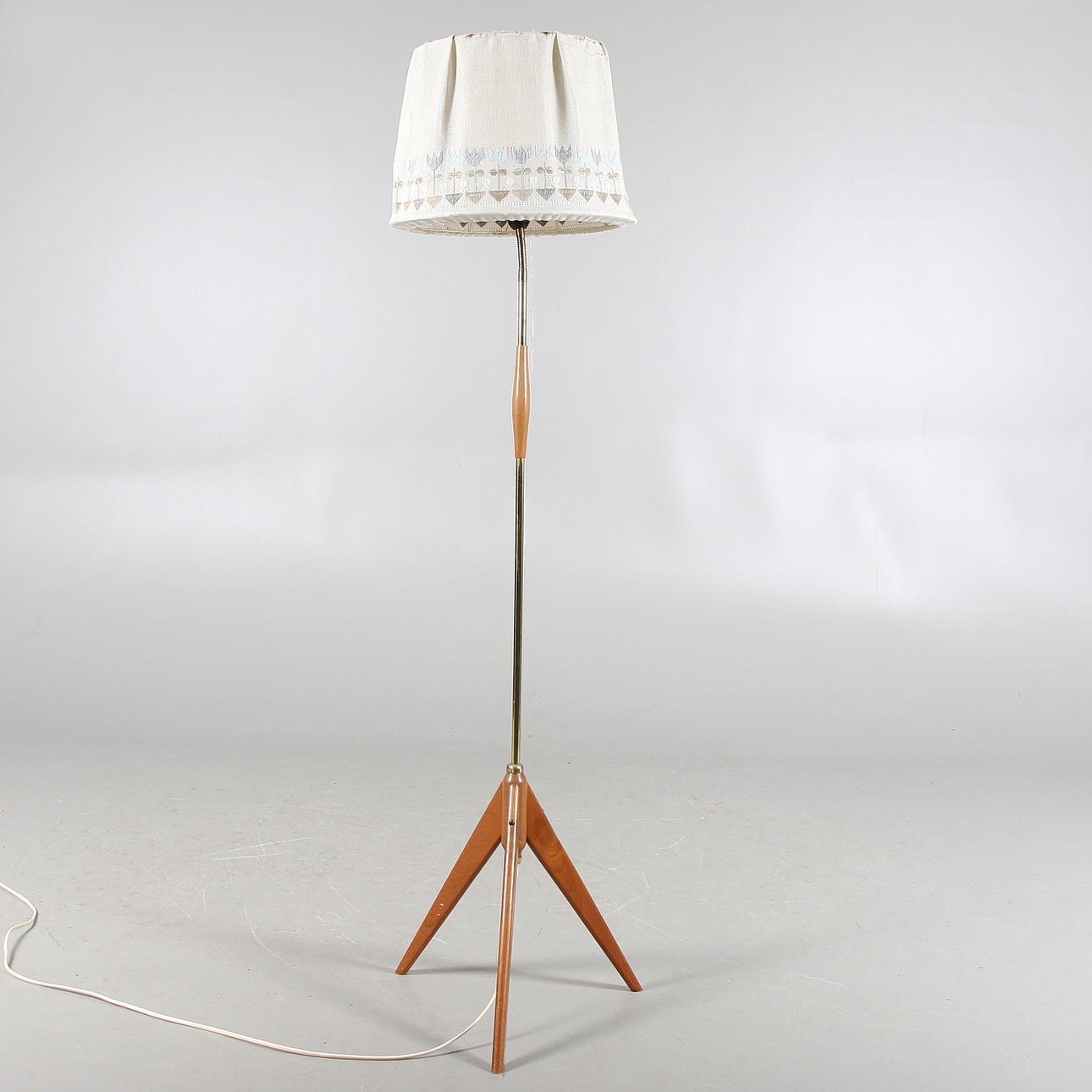 GOLVLAMPA, teak och mässing, 1950/60-tal.