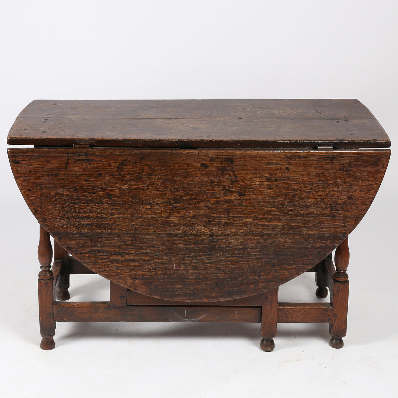 AN 18TH CENTURY OAK GATE LEG DROP LEAF TABLE.