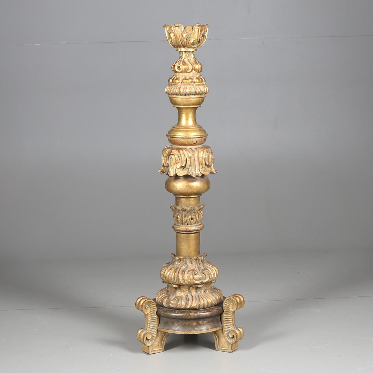 GOLVLJUSSTAKE, i form av PIEDESTAL, trä, slagmetalls-förgylld, 1900-tal.