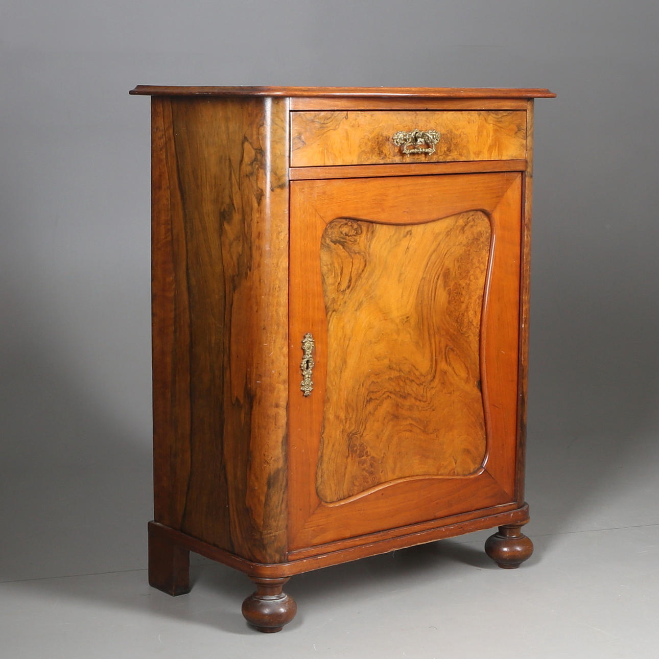 POTTSKÅP, trä med rotfanér, 1800-tal.