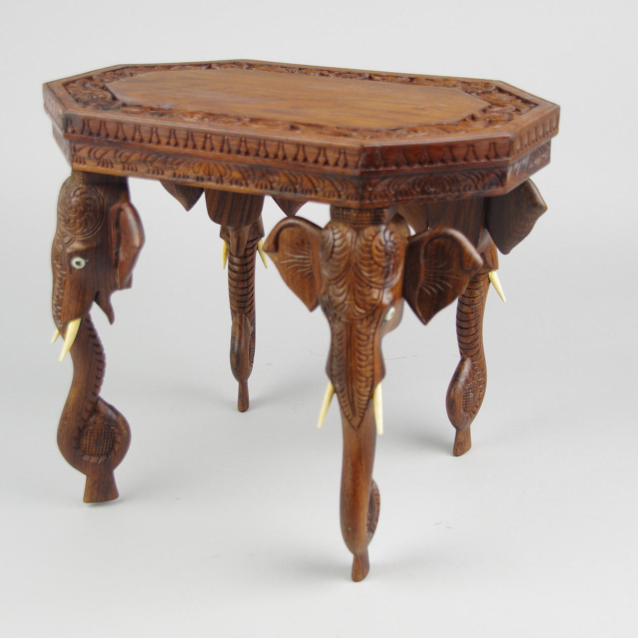 BORD, snidat trä, 1900/2000-tal.