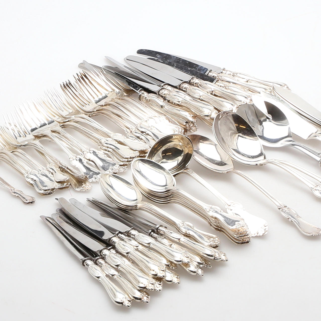 BESTICKSERVIS, silver, modell "Olga", 95 delar, Guldsmedsaktiebolaget GAB samt C G Hallbergs, Stockholm, 1900-talets mitt, totalvikt 3 890 gram.