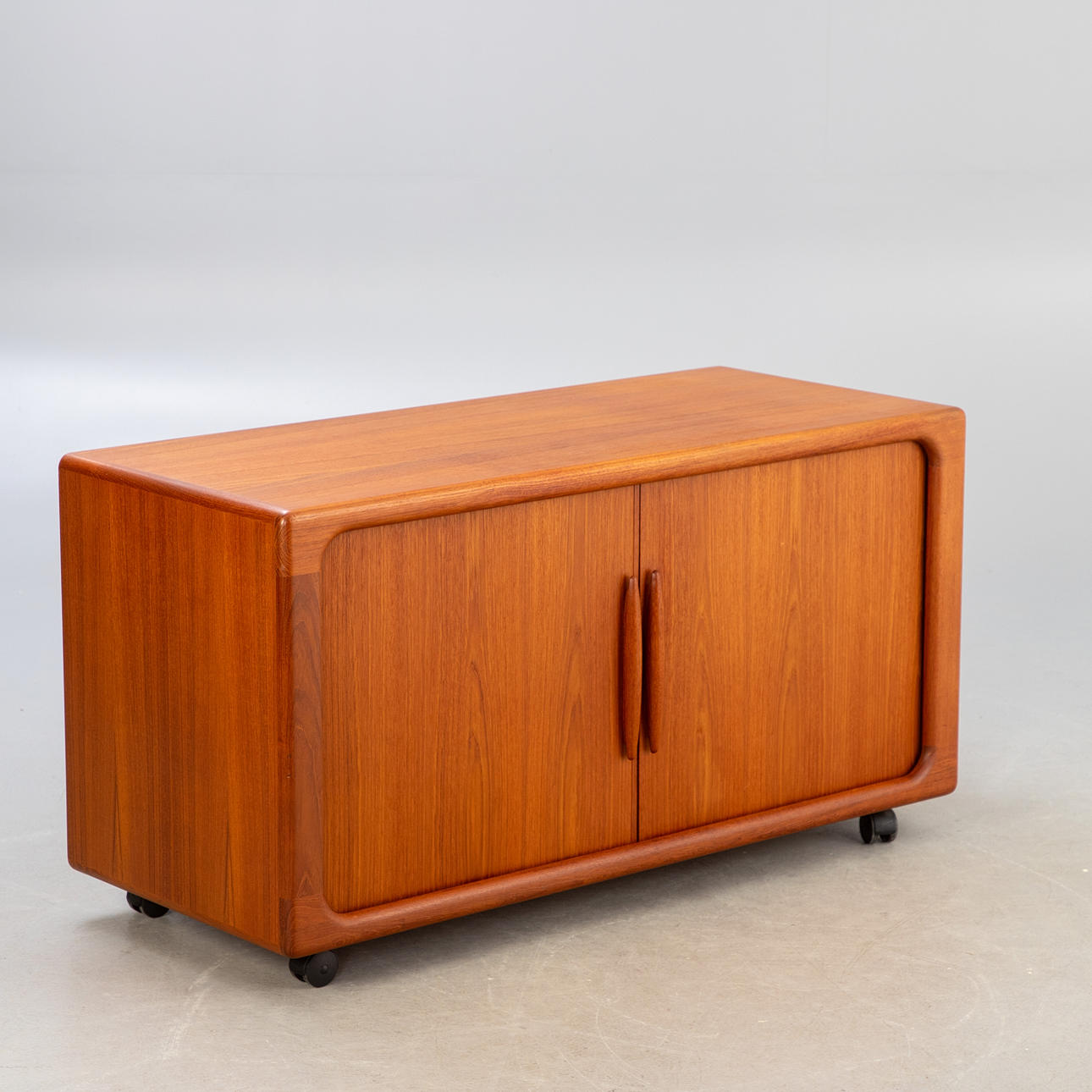 Dyrlund. Teak phono skab/HiFi-bræt.