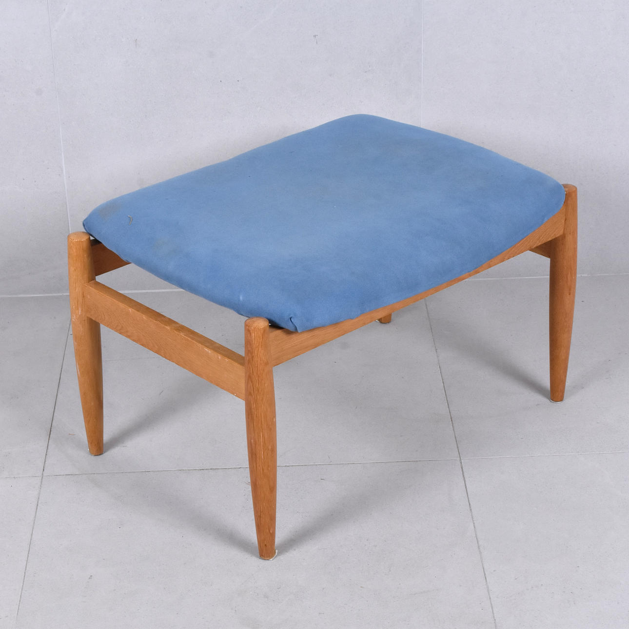 Ein Hocker, Gestell aus Eiche, IKEA „Ole“ 1963.