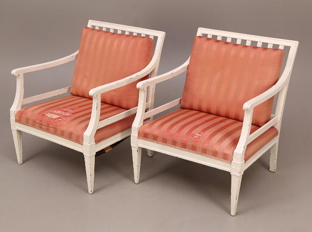 KARMSTOLAR, 2 st snarlika, furu / vita, 1800-tal.