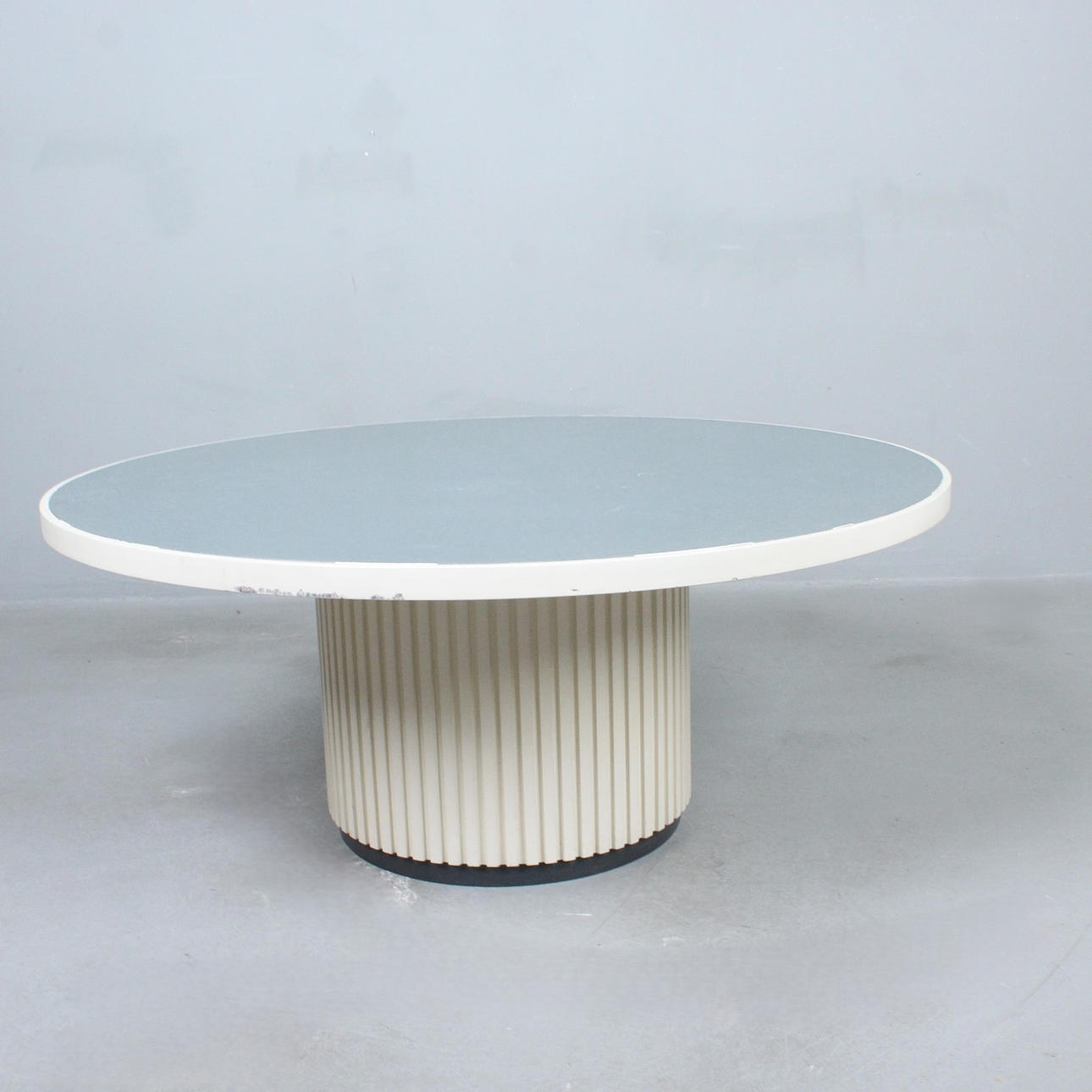 Round coffee table with etched top from the 1980s.