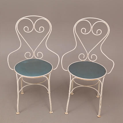 STOLAR, ett par, metall, vita, sent 1900-tal.