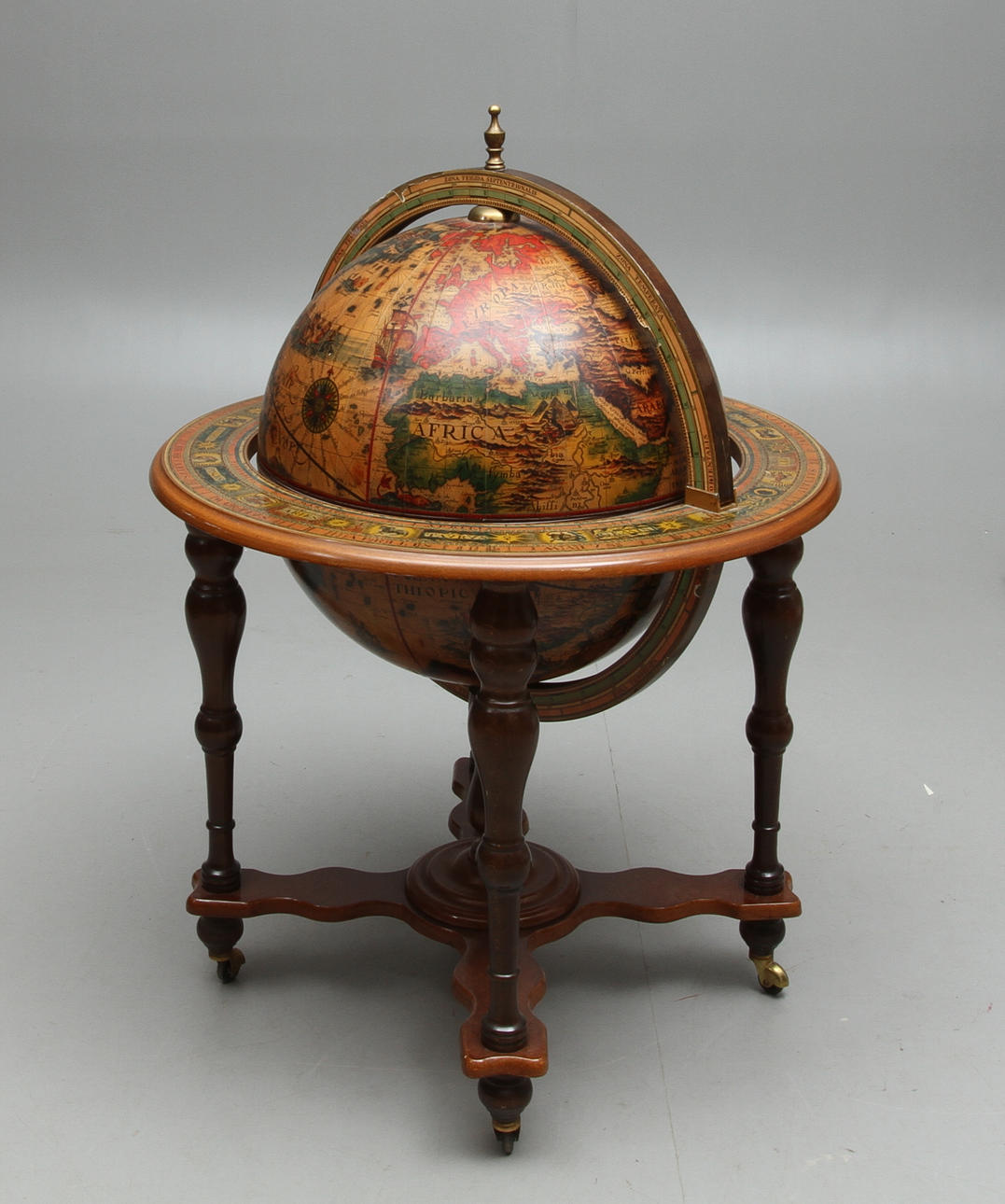 BARSKÅP, i form av jordglob, 1900-tal.