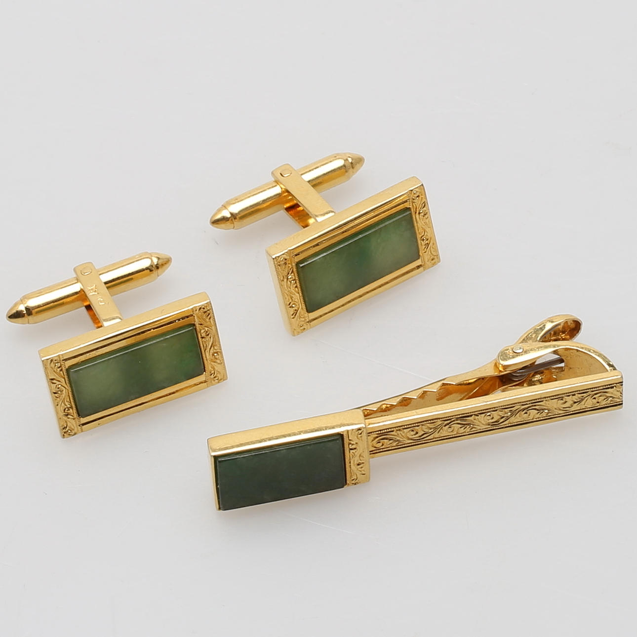 MANCHETTKNAPPAR/SLIPSNÅL, 3 delar, 18K gulguld och malakit, Kina?