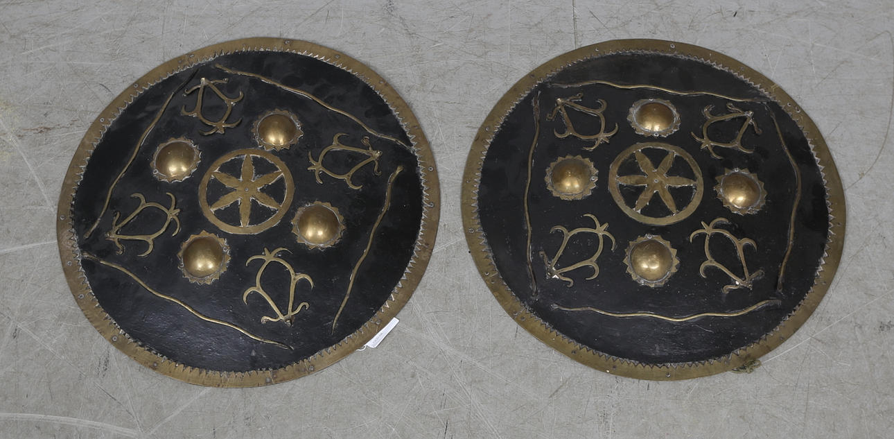 SKÖLDAR, ett par, metall, orientaliska, 1900-tal.