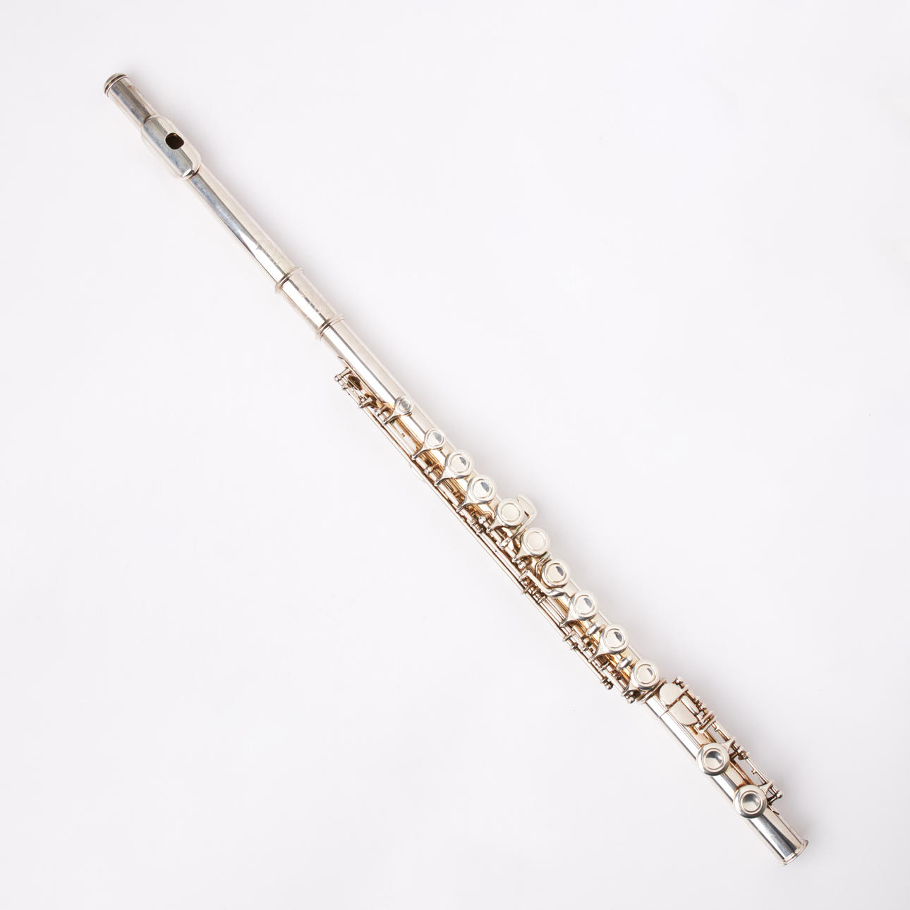 QUERFLÖTE. The Boosey & Hawkes, versilbert, Seriennummer 559698.