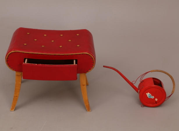 PALL med låda, röd galon, 1950-tal + VATTENKANNA, röd plåt, 1950-tal.
