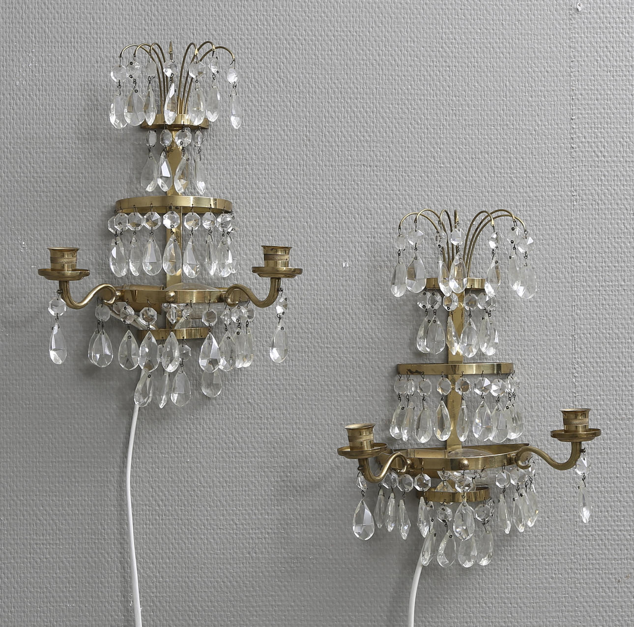 LAMPETTER, ett par, med prismor, 1900-tal.