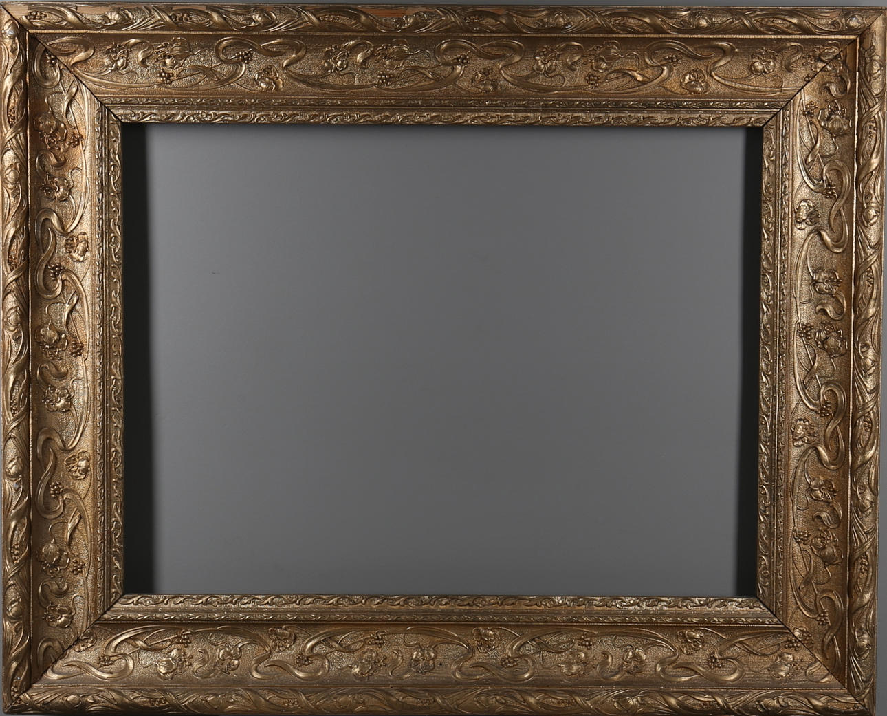 RAM, förgylld, skuret trä, 1900-talets första del.