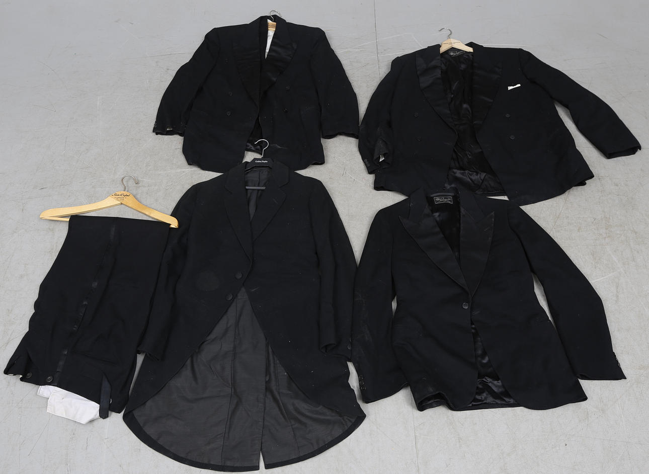 KLÄDER, bland annat 2 frackar.