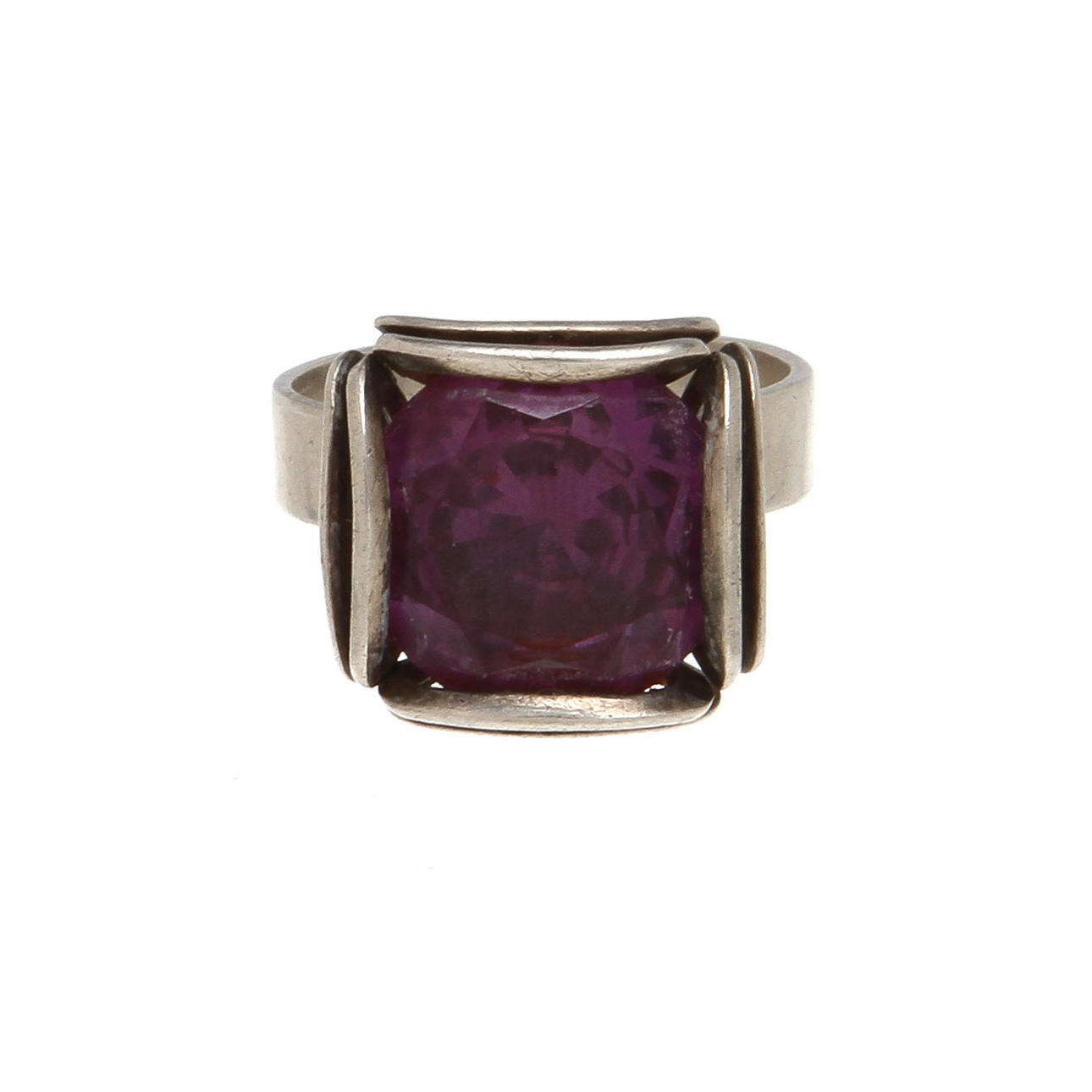 RING, silver med färgskiftande syntetisk spinell, D. Ekström, Falköping 1968.