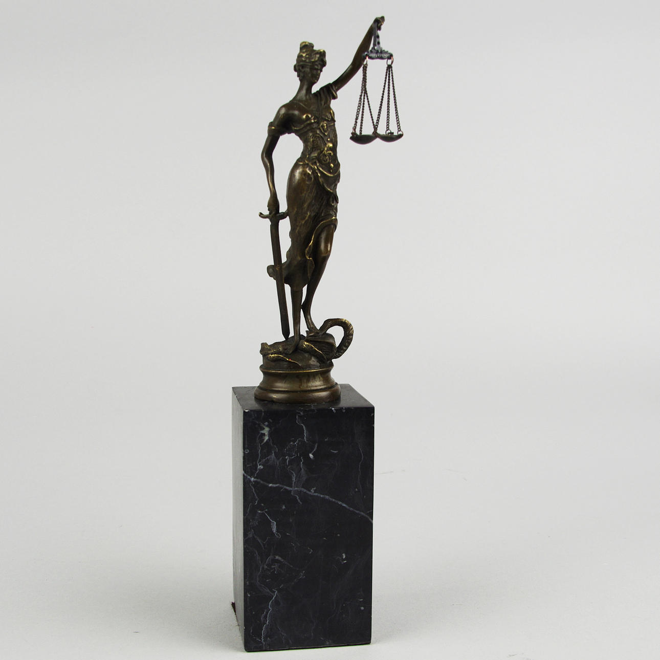 SKULPTUR, Justitia, brons på marmorsockel.