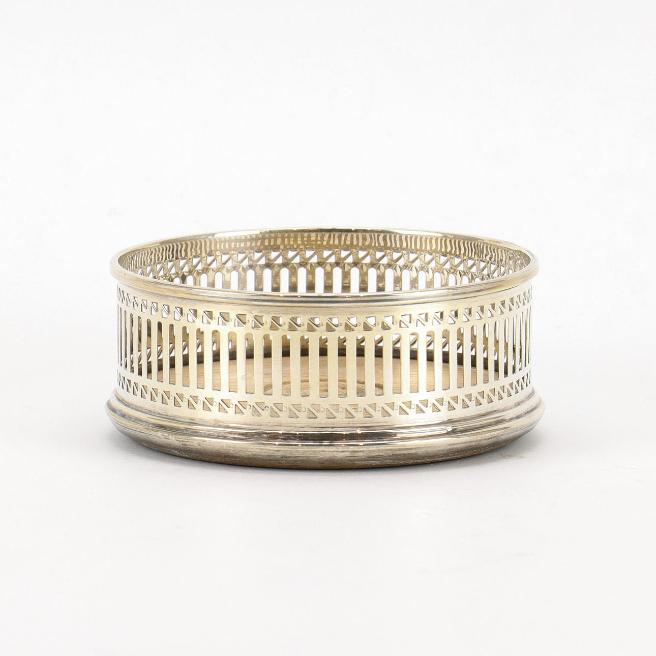 A SILVER COASTER, Mills & Hersey, London, 1981.