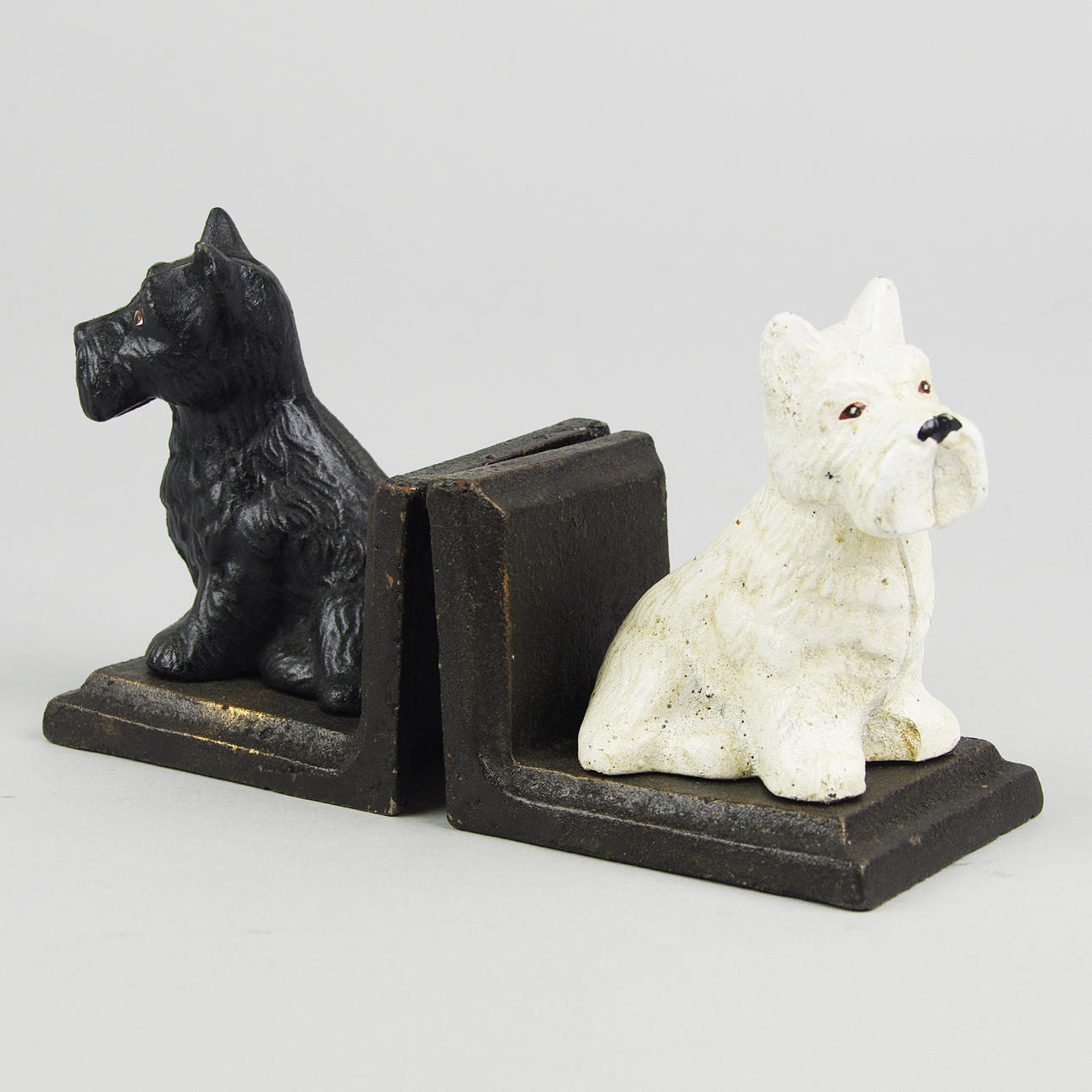 BOKSTÖD, 1 par, hundar, målad gjutjärn, samtida.