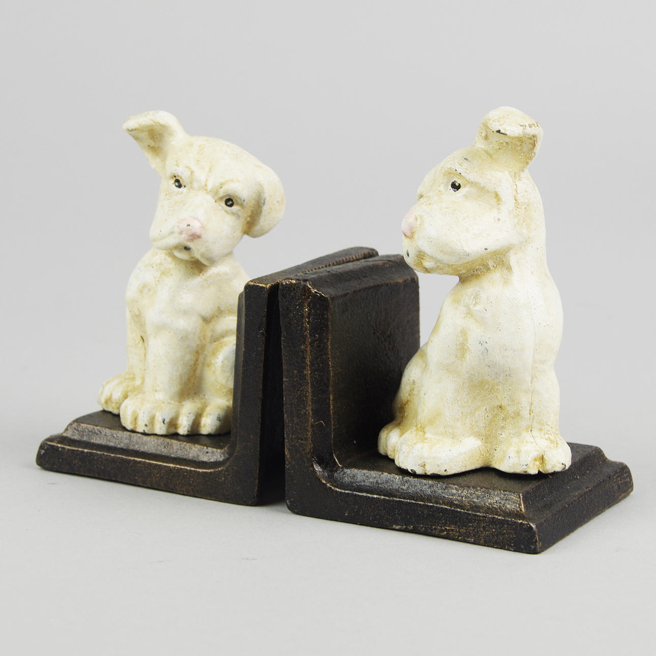BOKSTÖD, 1 par, hundar, målad gjutjärn, samtida.