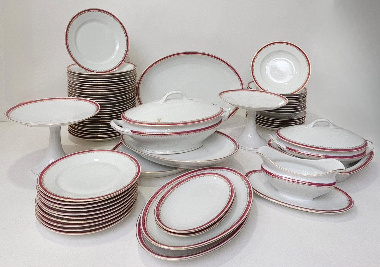 VAJILLA EN PORCELANA CHECA EICHWALD. 69 PIEZAS.