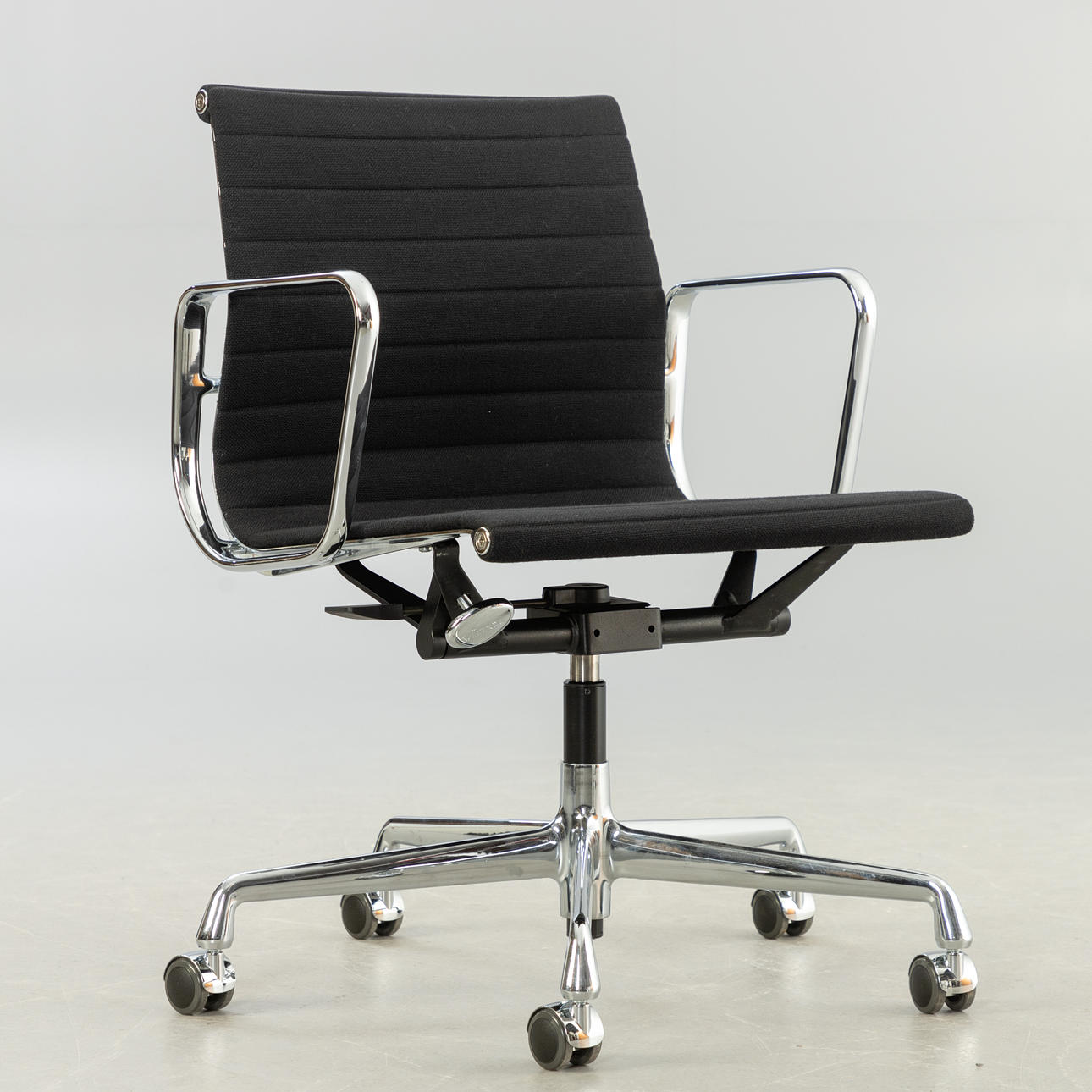 CHARLES & RAY EAMES. Vitra, kontorsstol EA 117.