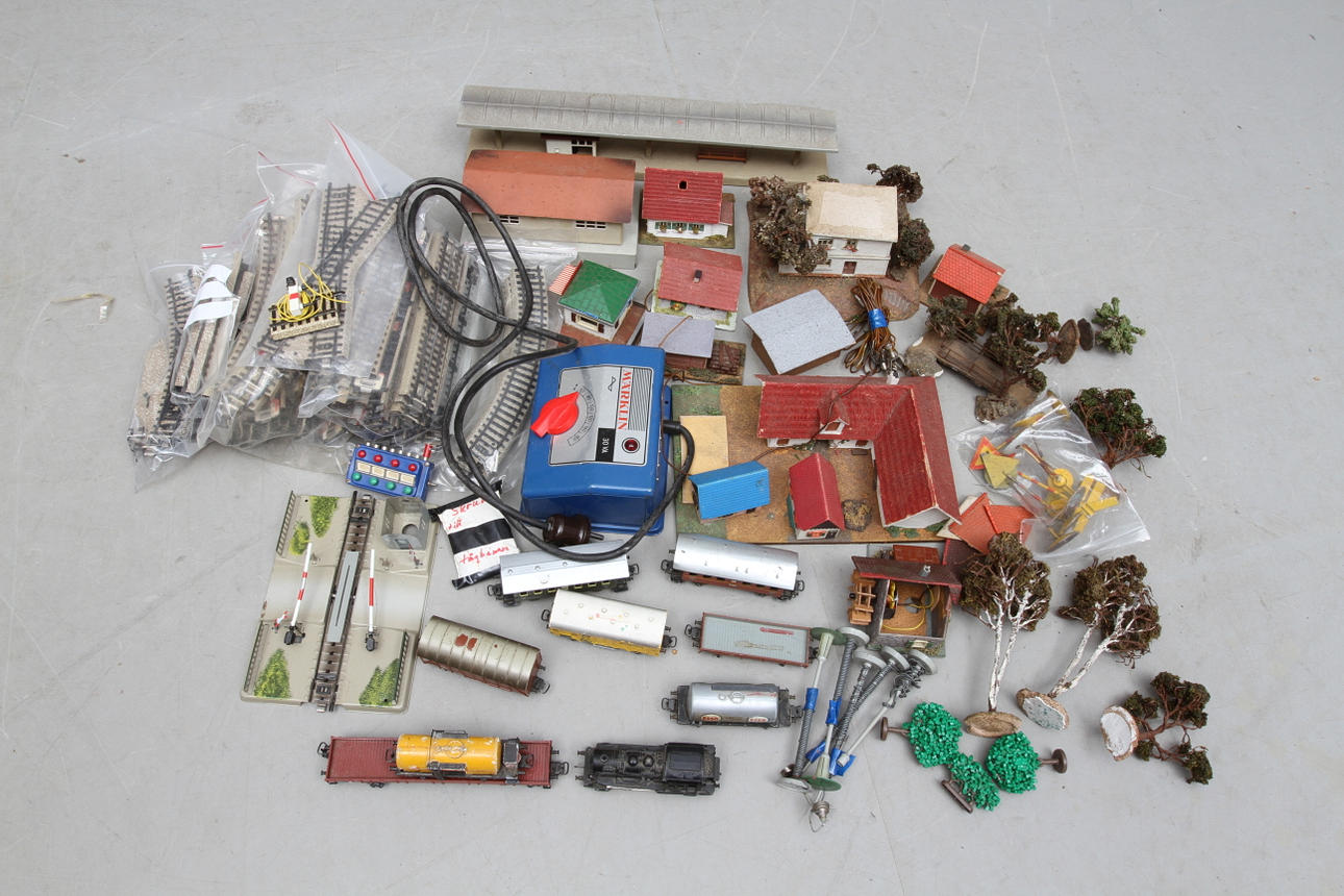 MÄRKLIN med flera. Ånglok, godsvagnar, räls, växlar, trafo med mera. 2 LÅDOR.