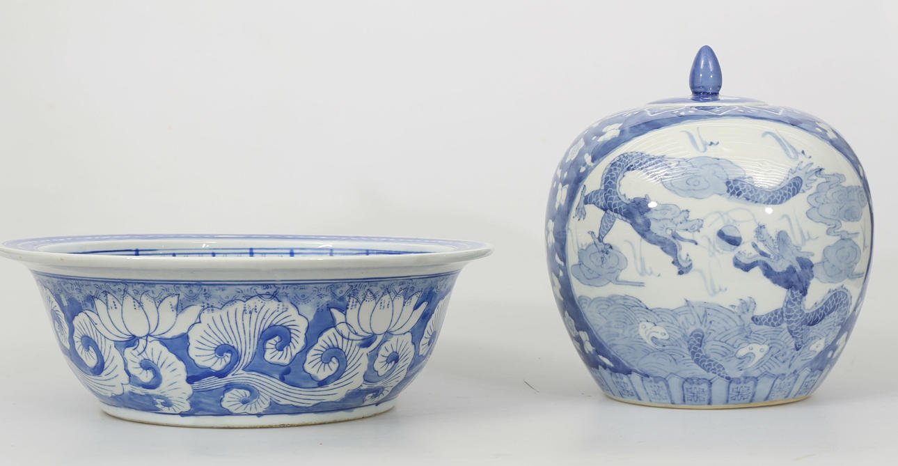 BOJAN MED LOCK OCH SKÅL, porslin, Asien, 1900-talets andra hälft.