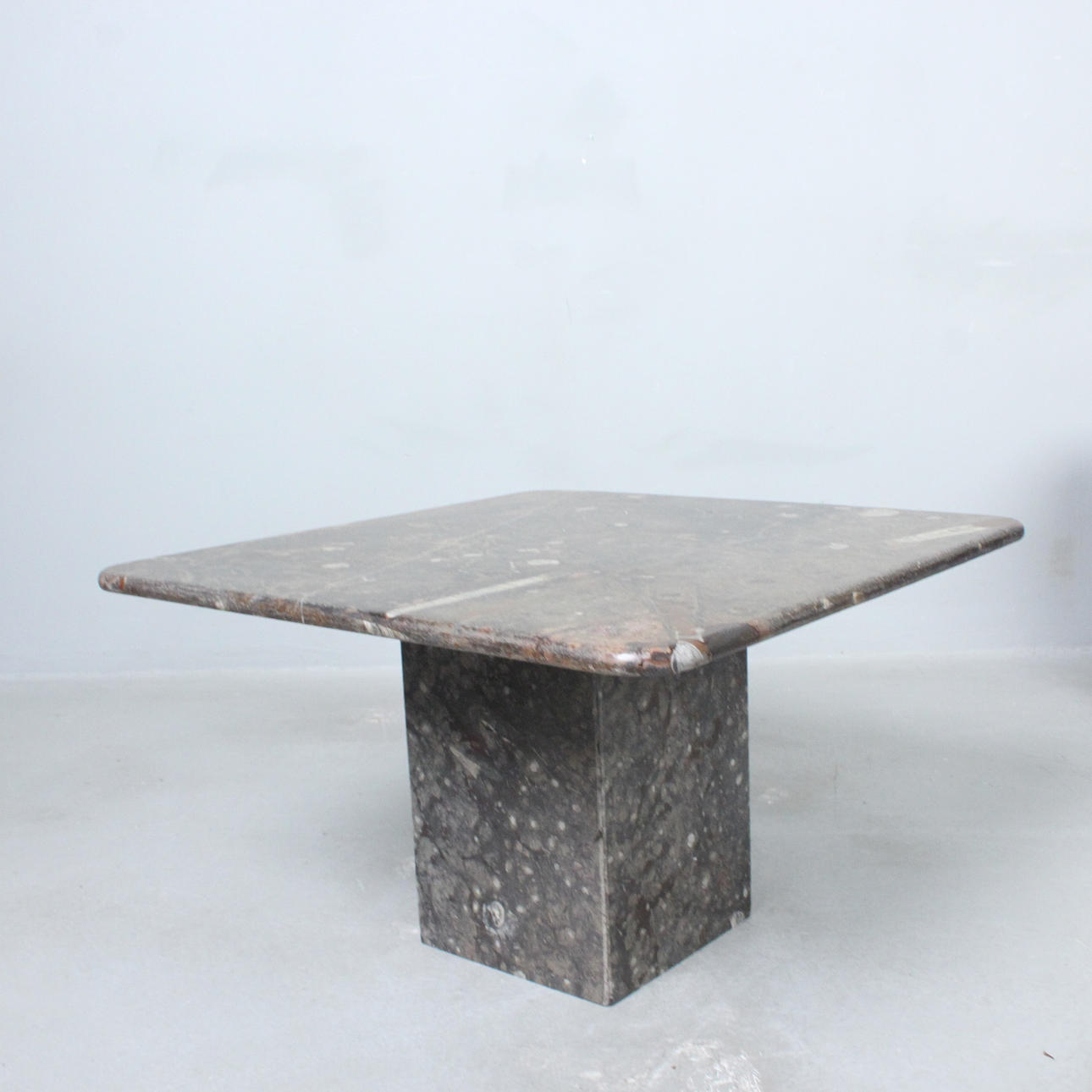 Kleiner Couchtisch aus Fossilstein, 1980er.