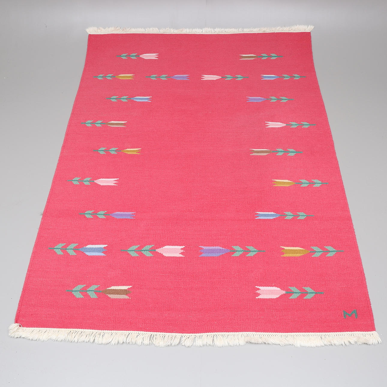 MATTA, röllakan, signerad M, 227 x 174 cm.