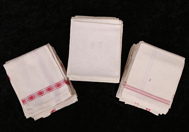 HANDDUKAR, 36 st (18 st vita + 18 rödvita), halvlinne / linne.