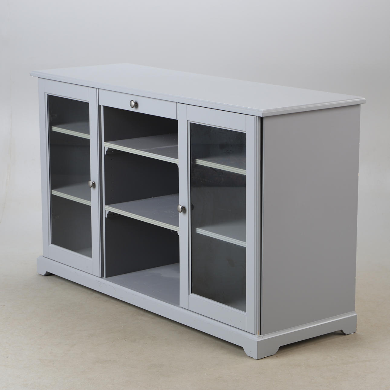 Ein Sideboard, „Liatorp“, grau gestrichen, Ikea.