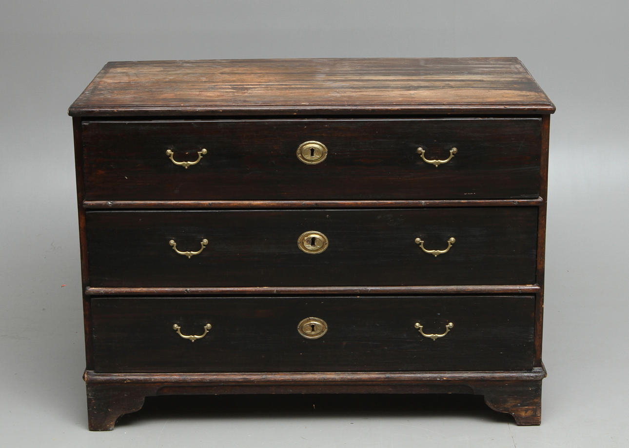 BYRÅ, tre lådor, omkring 1800.