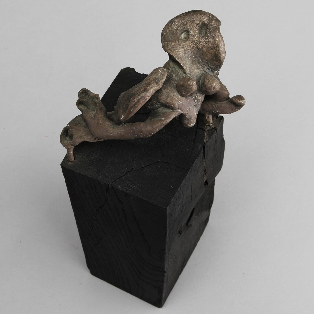 CLAES HAKE. Skulptur, patinerad silver, ur serien bagateller, signerad.