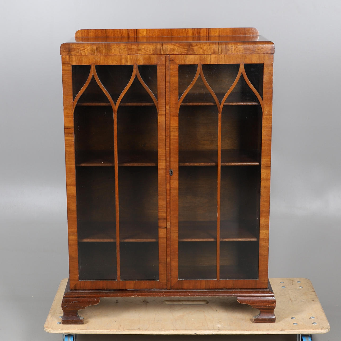 VITRINESKAB AF VALNØD FRA 1930'ERNE.