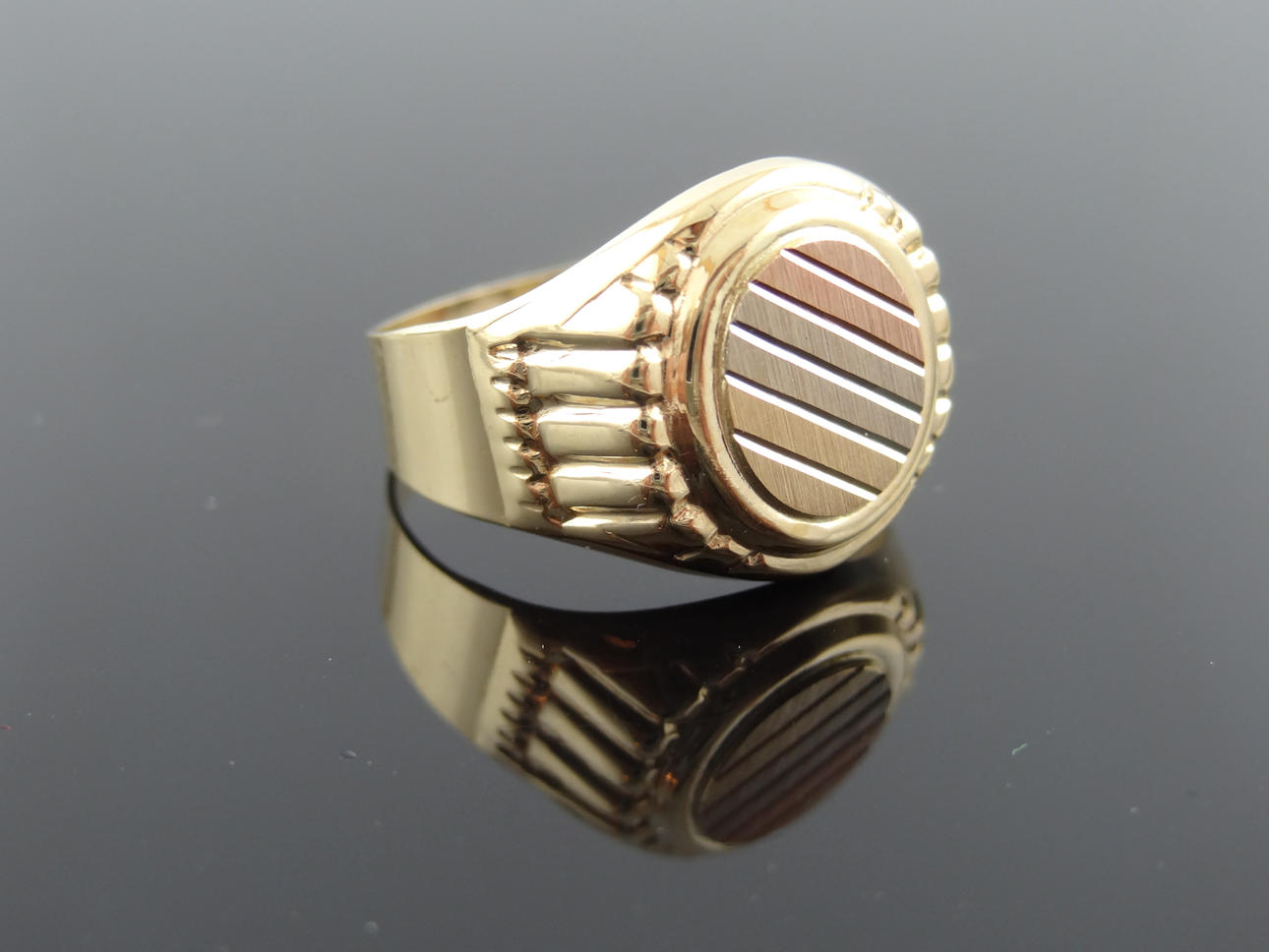 SIGNET DESIGN PINKY RING 18k guld.