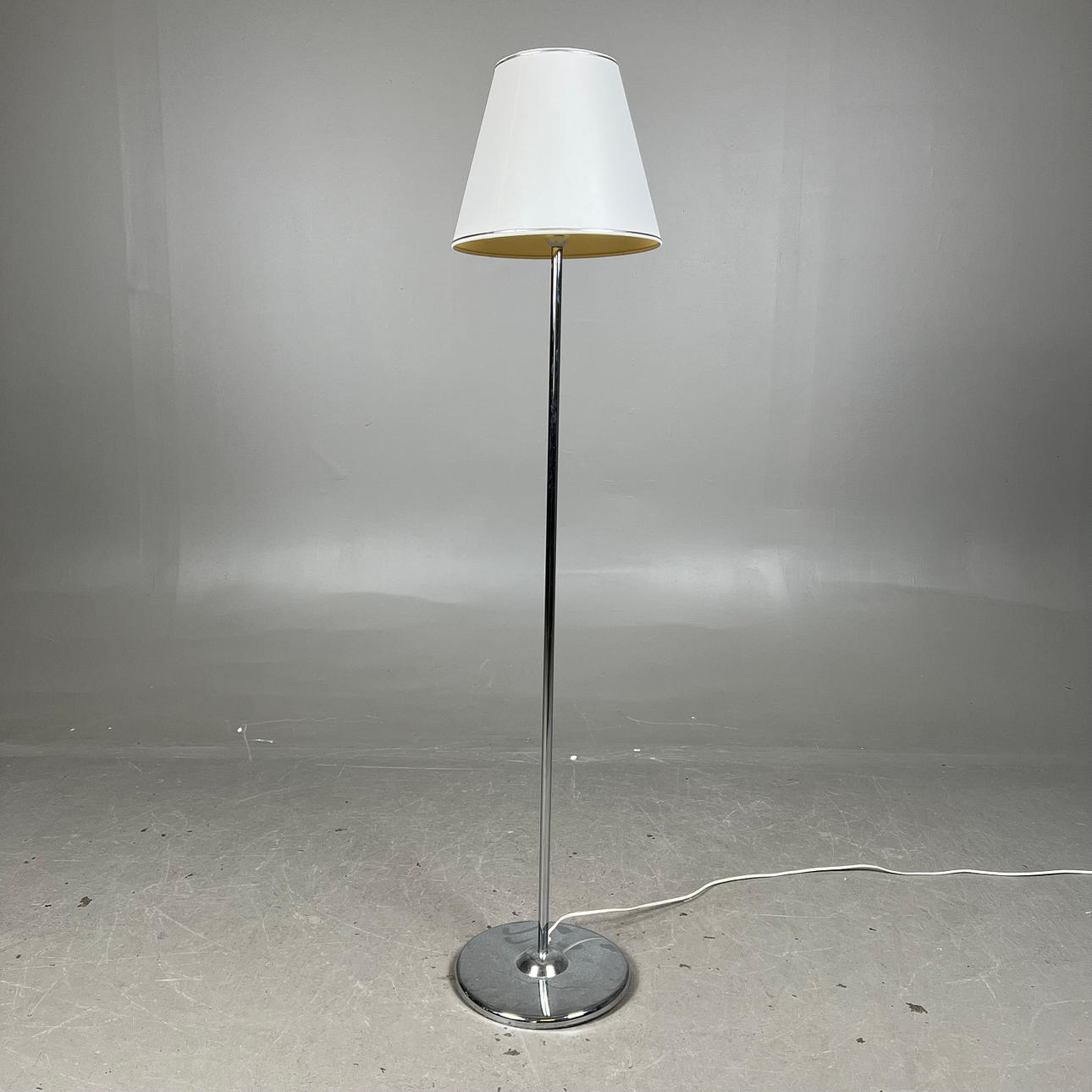 LÁMPARA DE PIE, IKEA.