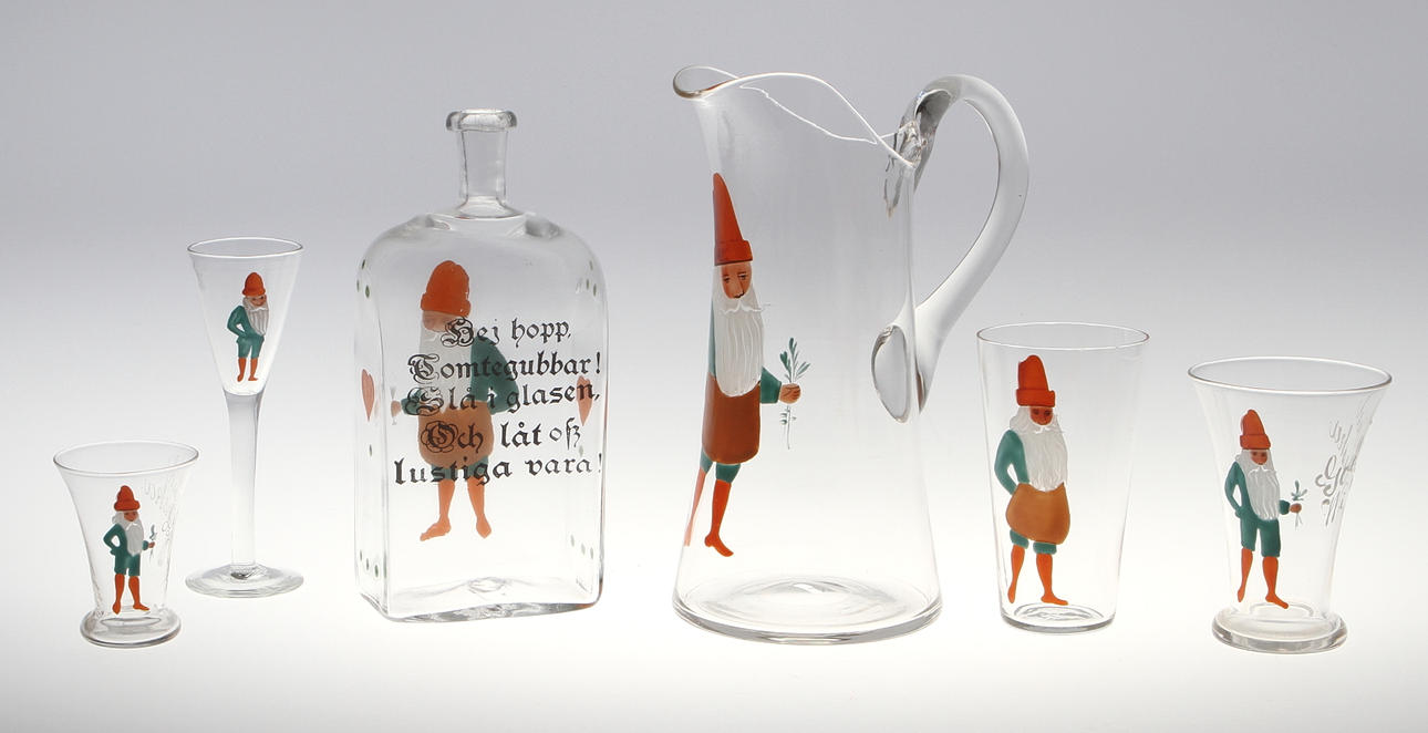 JULSERVIS, 23 delar, glas med målad tomtedekor, 1900-talets förra hälft.