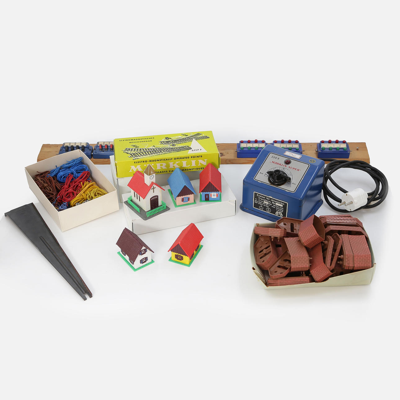 MÄRKLIN, TRAFO, HUS, BELYSNING, PANEL SAMT BRODELAR.