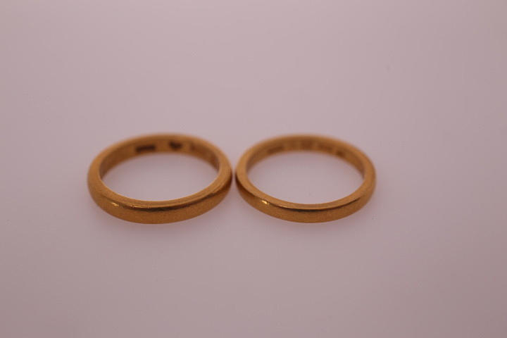 RINGAR, 2 st, guld 23k, vikt= 9,0 gram.