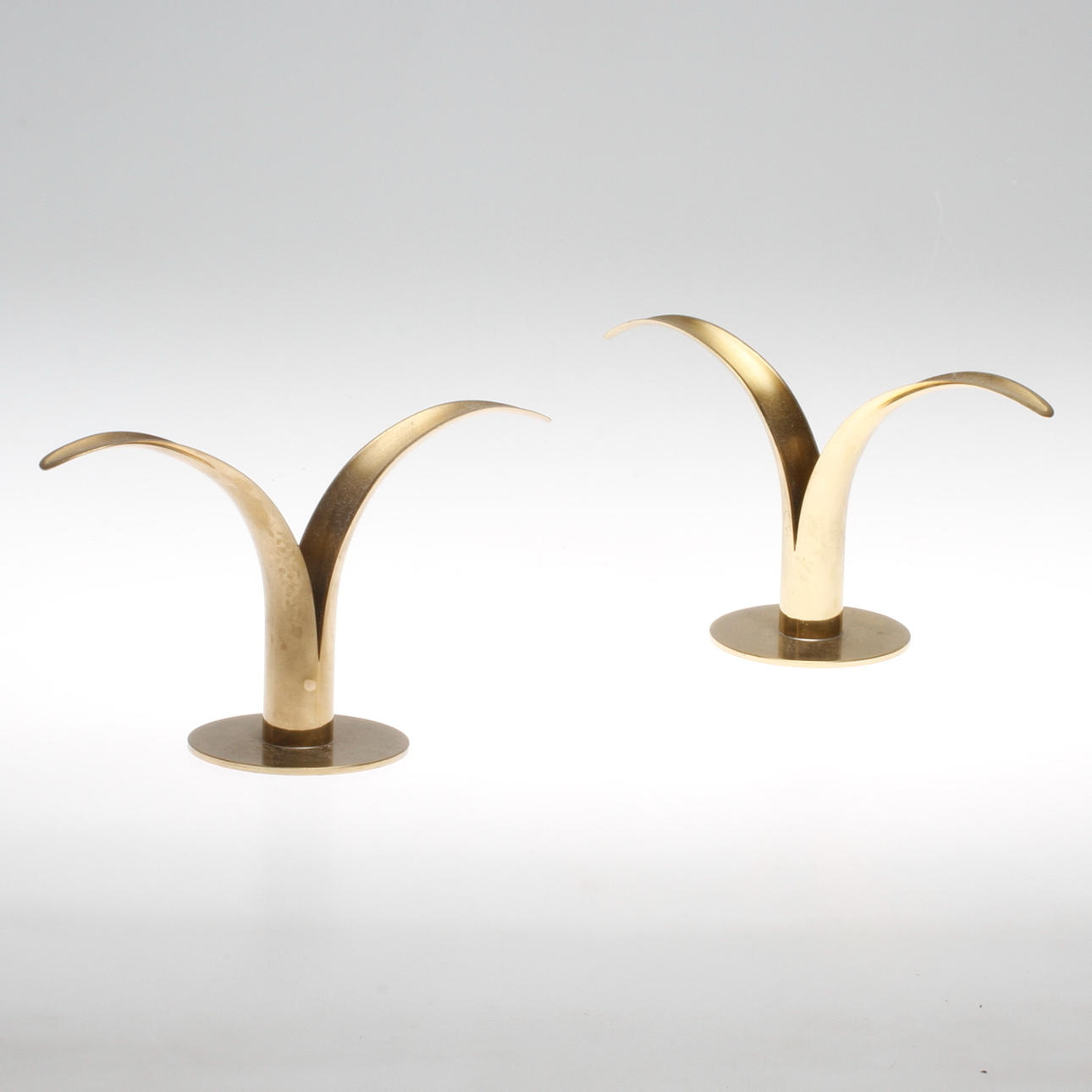 LJUSSTAKAR, ett par, mässing, "Liljan", Ivar Åhlenius Björk, Ystad Metall.