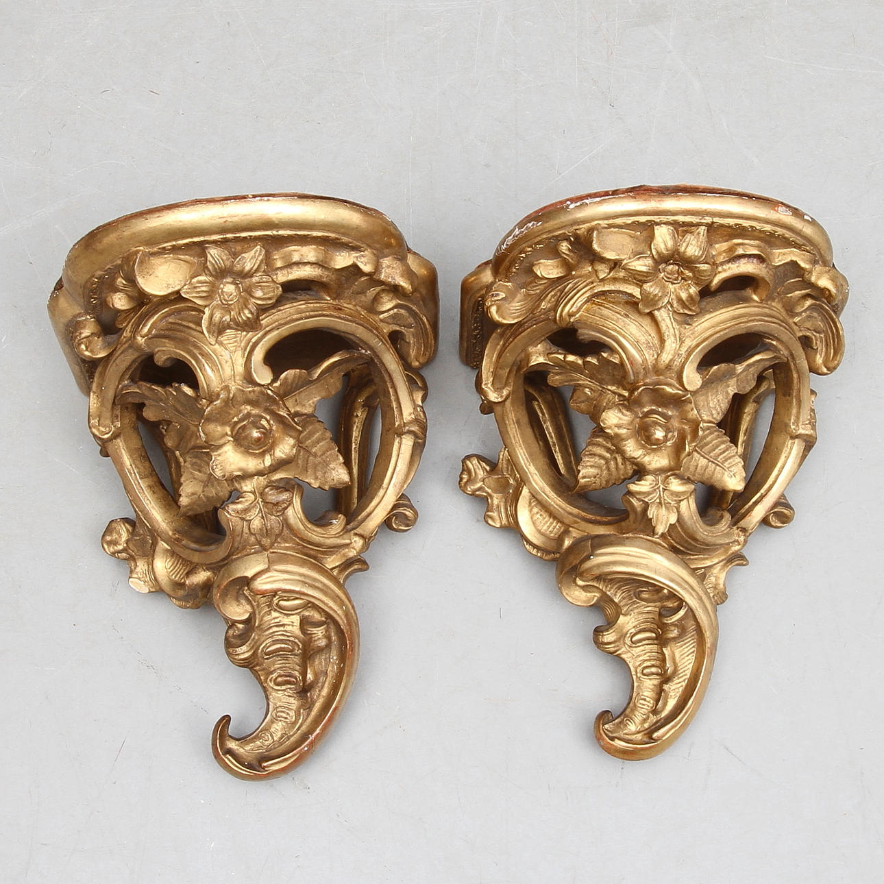 VÄGGKONSOLER, ett par, rokokostil, 1800-tal.
