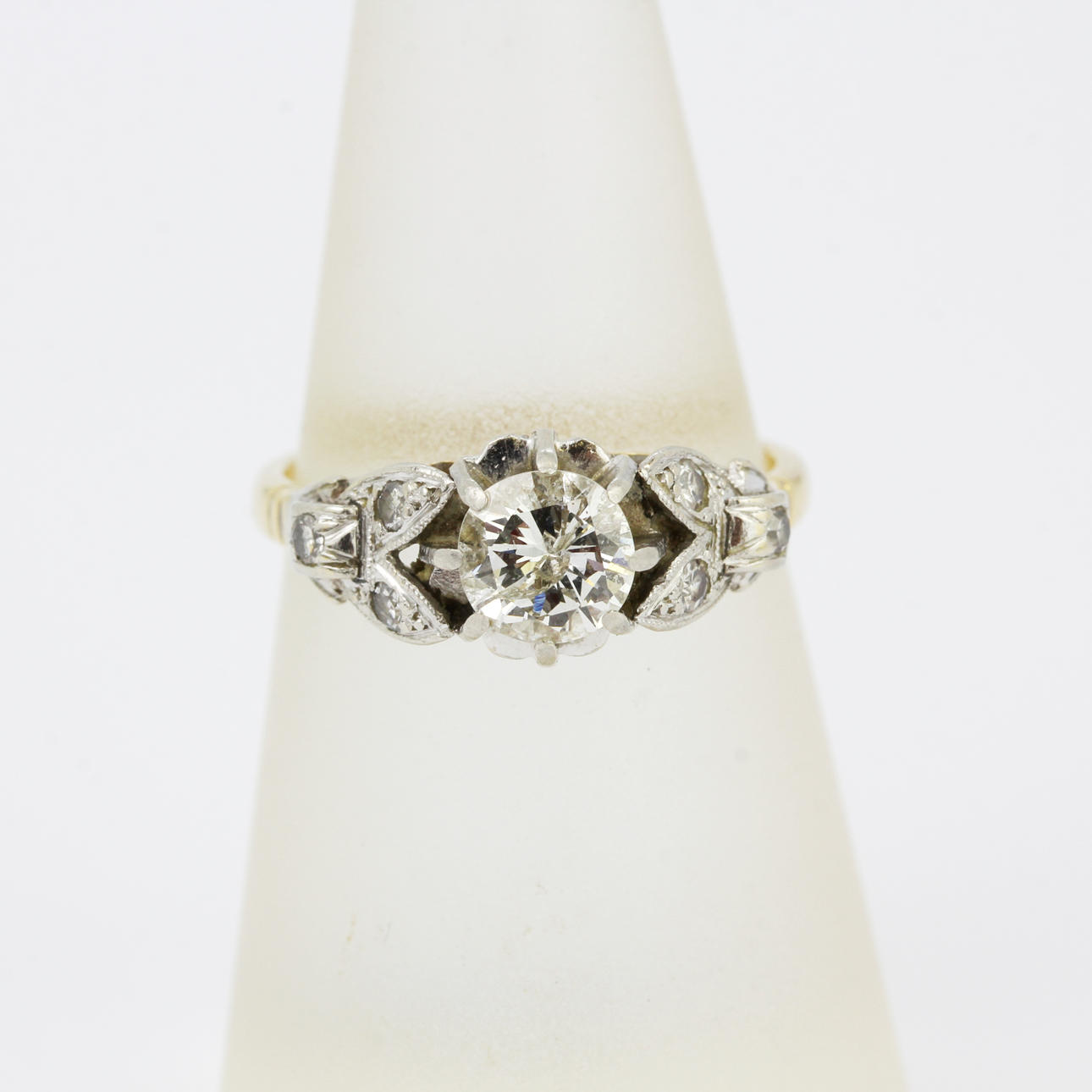 18CT YELLOW GOLD AND PLATINUM DIAMOND SET RING.