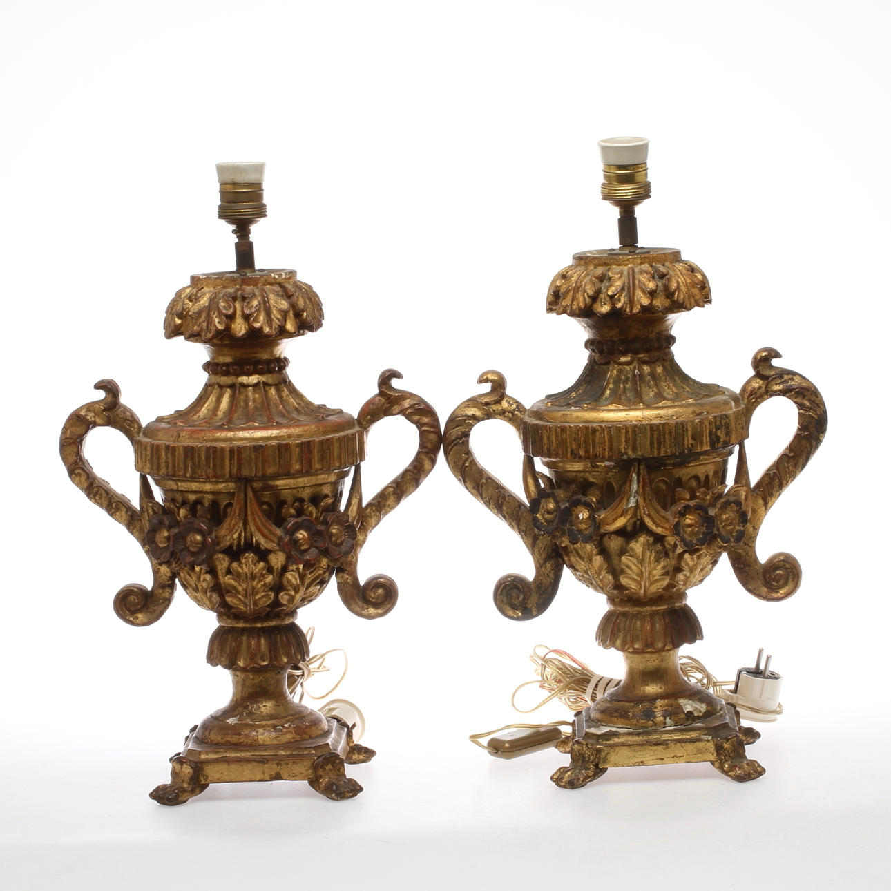 BORDSLAMPOR, ett par, i form av urnor, 18/1900-tal.