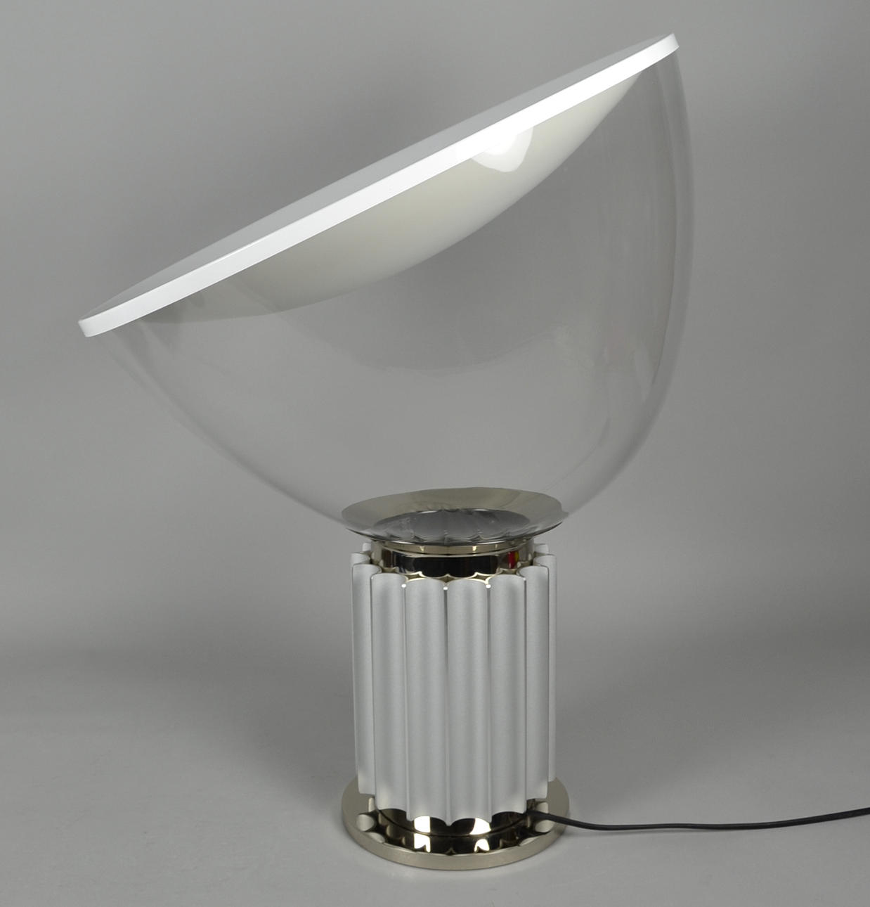 ACHILLE U. PIER GIACOMO CASTIGLIONI. TACCIA LAMPA FÖR FLOS.
