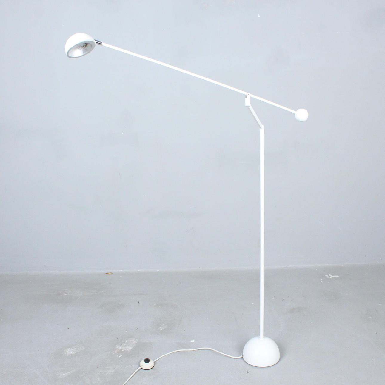 SÖLKEN LEUCHTEN. Lámpara de pie «Counter Balance».