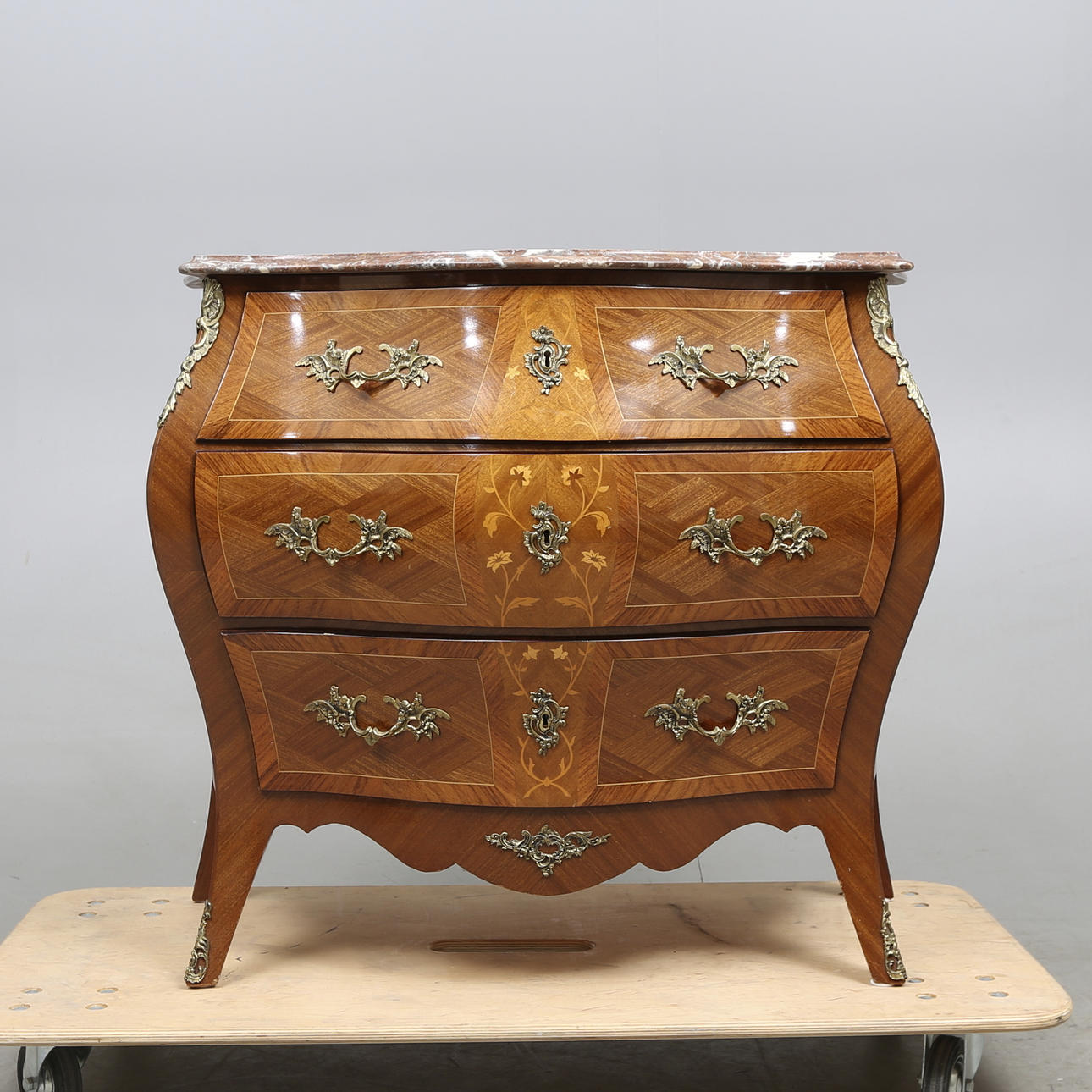 BYRÅ, rokokostil, 1900-talets mitt.