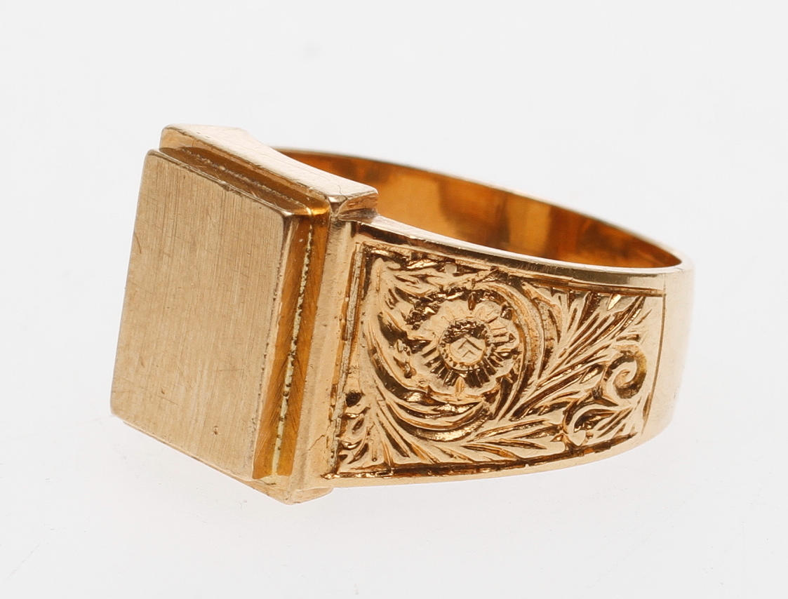 KLACKRING,18k guld, vikt ca 8,6 gram.