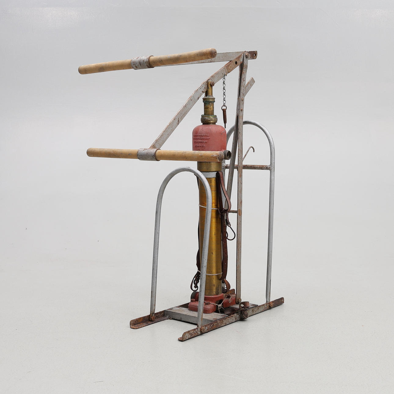 BRANDSPRØJTE, 2-delt brandpumpe til montering af hestevogn. Hebra.